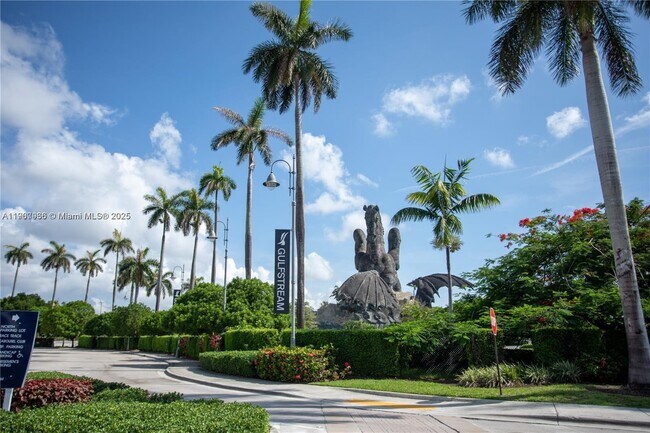 Building Photo - 800 Parkview Dr