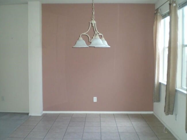 Building Photo - 2213 Willow Dr