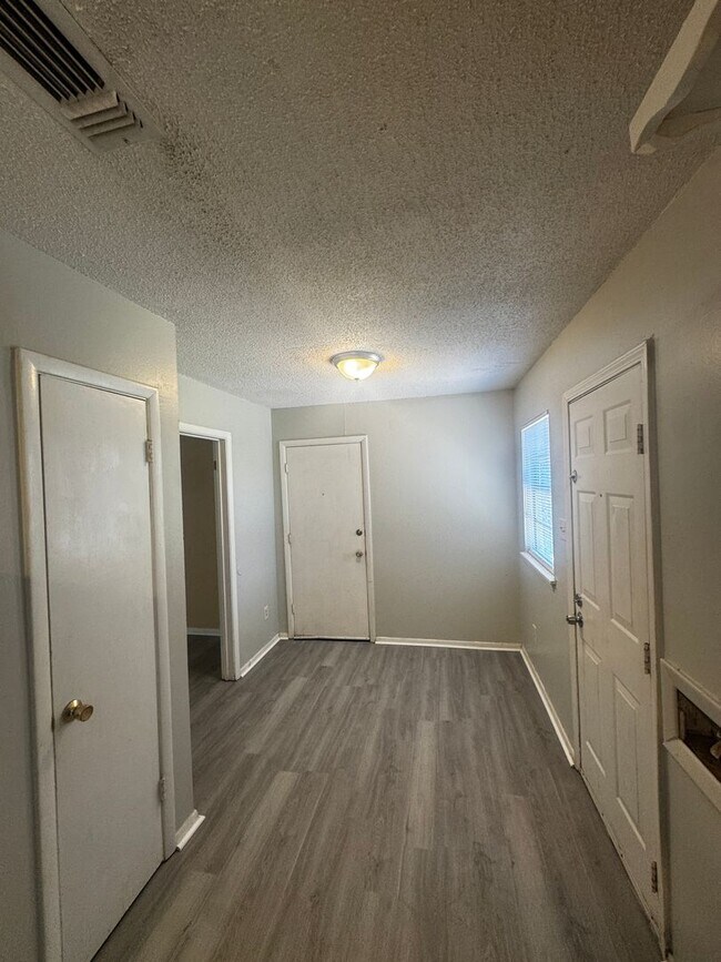 Building Photo - Located in Lawndale 3/1