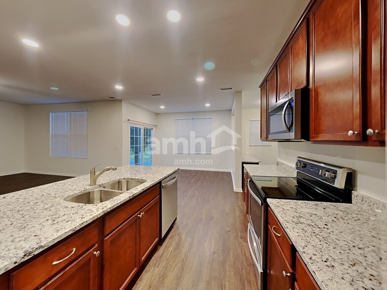 Building Photo - 6605 Shooting Star Dr