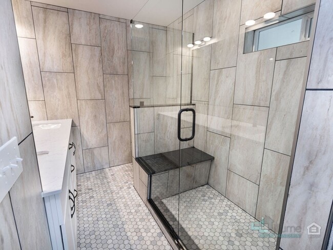Building Photo - Beautifully Renovated furnished 3-Bedroom ...