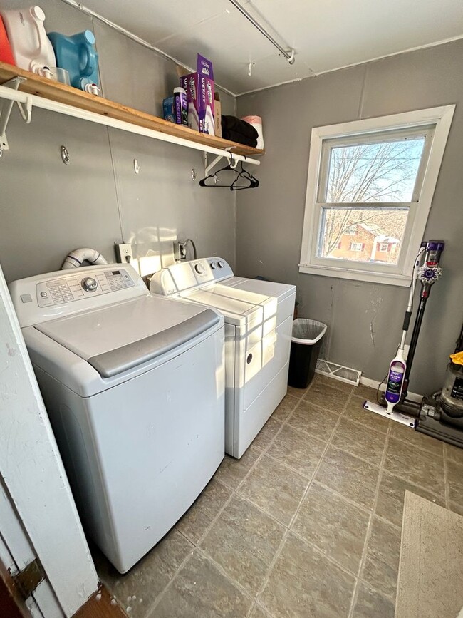 Building Photo - AVAILABLE JUNE - Updated 4 Bed 2 Bath