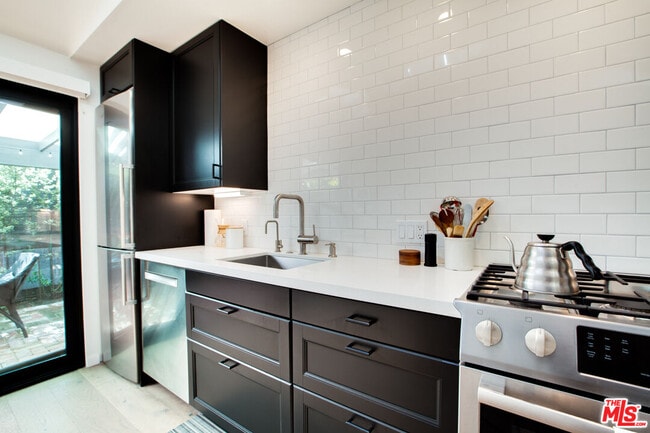 Building Photo - 927 1/2 Victoria Ave