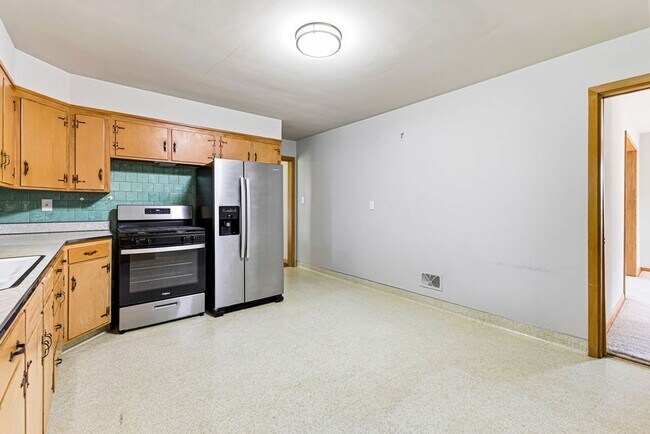 Building Photo - Remodeled 3-bedroom, 1-bath ranch with Attached Garage & Full Basement