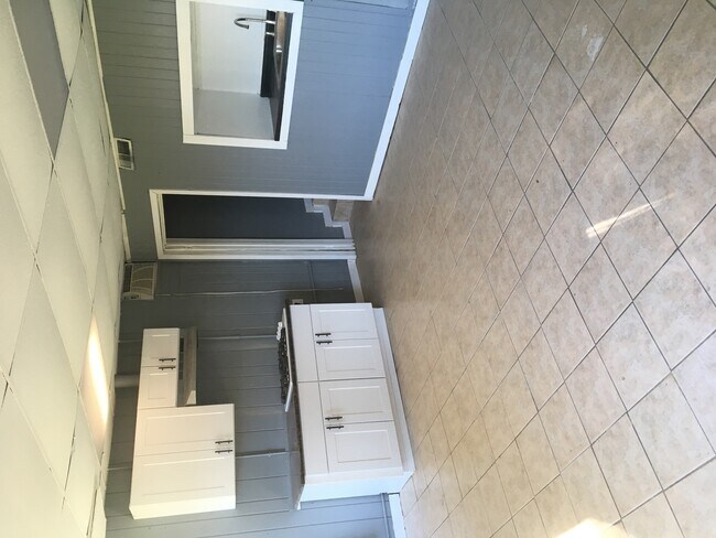 Building Photo - 393 Wellington Ave