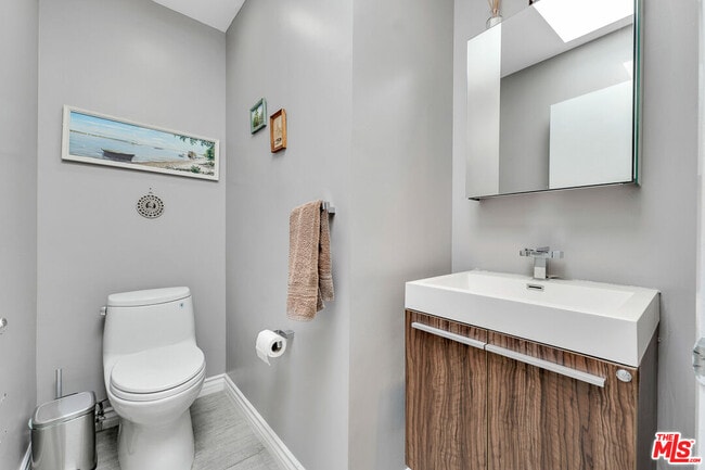 Building Photo - 13563 Contour Dr