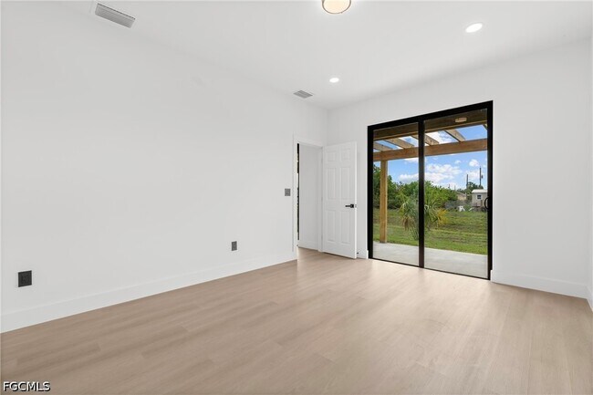 Building Photo - 8033 Oakleaf Cir