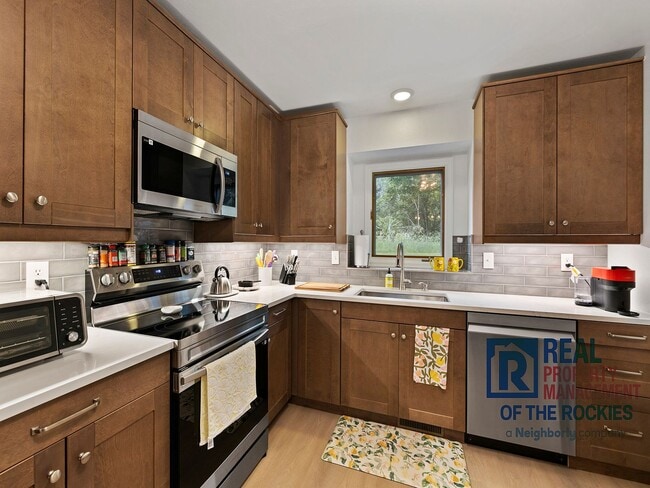 Building Photo - 3 Bed 3 Bath Updated Townhouse in Fort Collins!