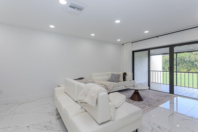 Building Photo - 8545 Casa Del Lago