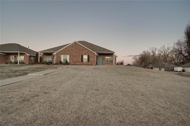 Building Photo - Absolutely Adorable, 2 bed, 2 bath, 2 car ...