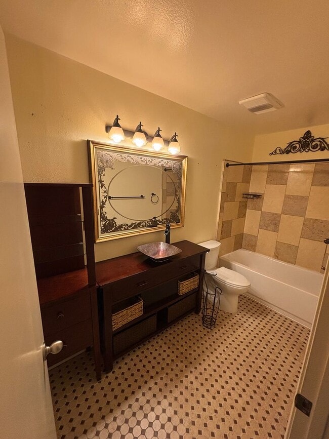 Building Photo - Charming 1 Bedroom, 1 Bathroom Unit in a S...