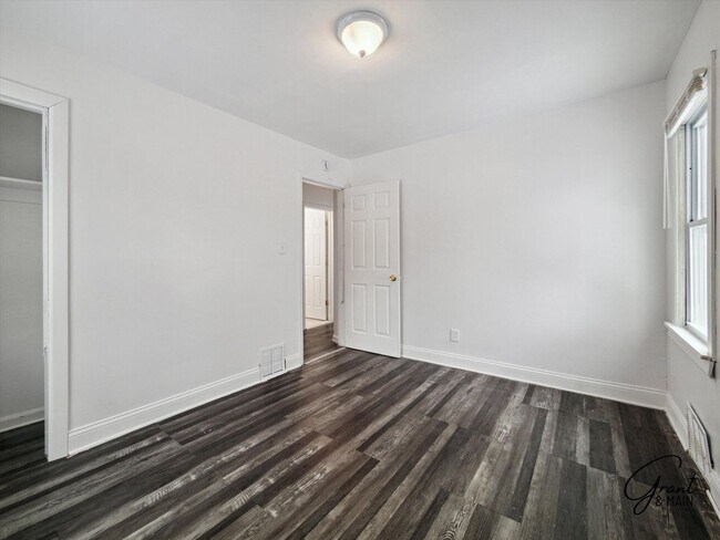 Building Photo - $1250 3 bedroom bungalow
