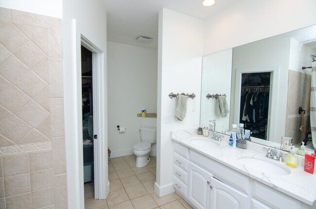 Building Photo - Beautiful home in Hillsboro Village
