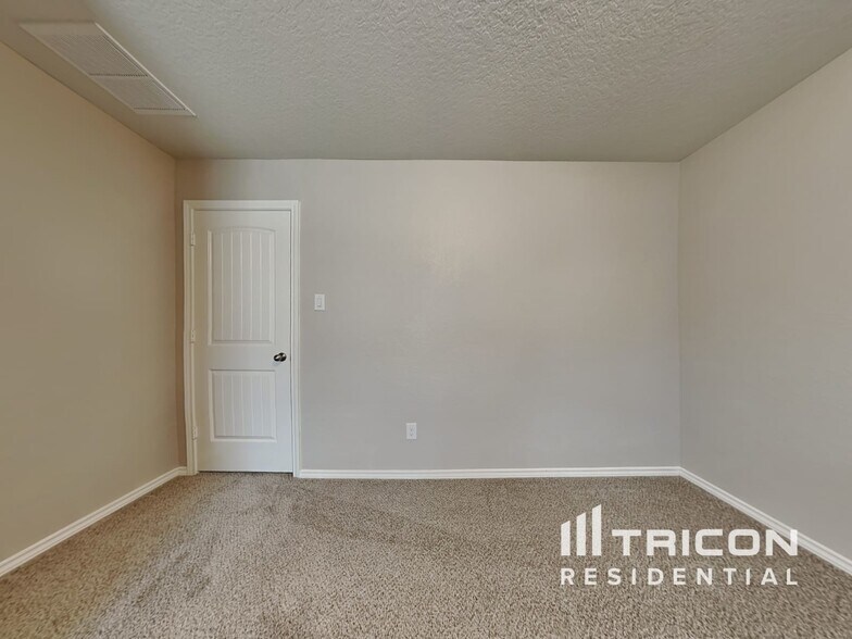Building Photo - 221 Dylan Dr