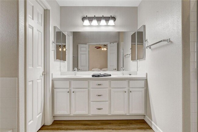 Building Photo - IMMACULATE FURNISHED 3BEDROOM GREEN VALLEY BEAUTY!