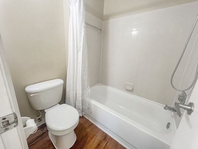 Building Photo - One Bedroom Apartment in Gated Community - Easy Highway Access!