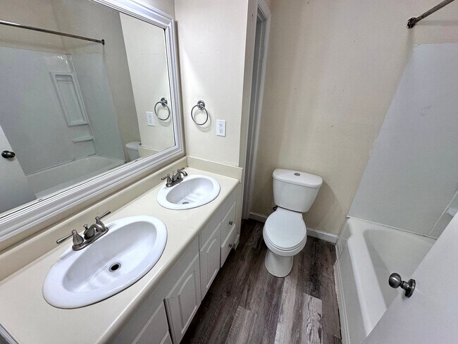 Building Photo - 3 Bedrooms, 2 Bathrooms - House in Armuchee!