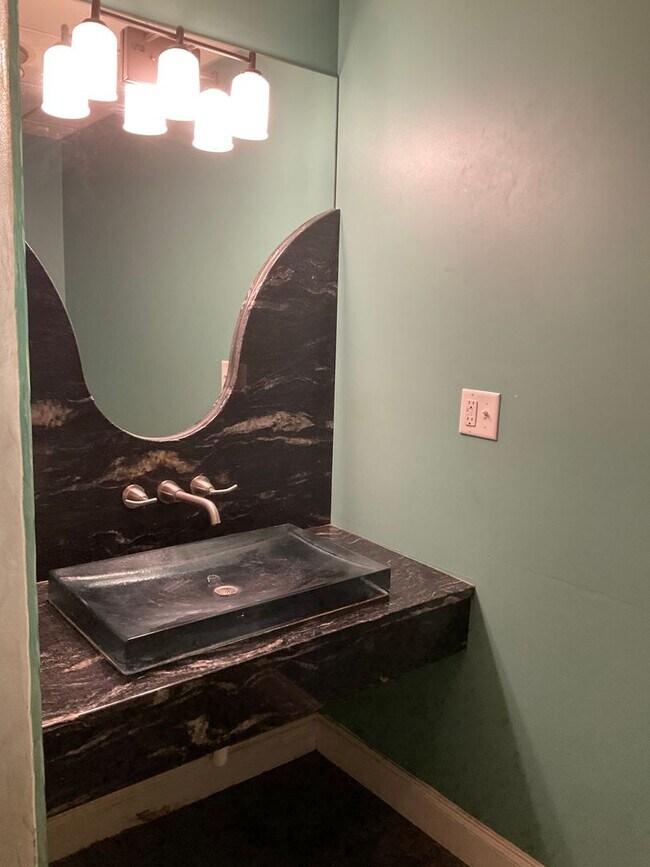 Building Photo - 6530 Derry St