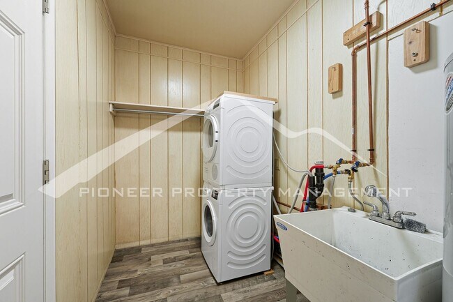 Building Photo - Charming Home with Central AC and Washer/D...