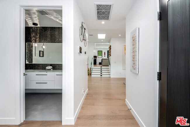 Building Photo - 13378 Contour Dr