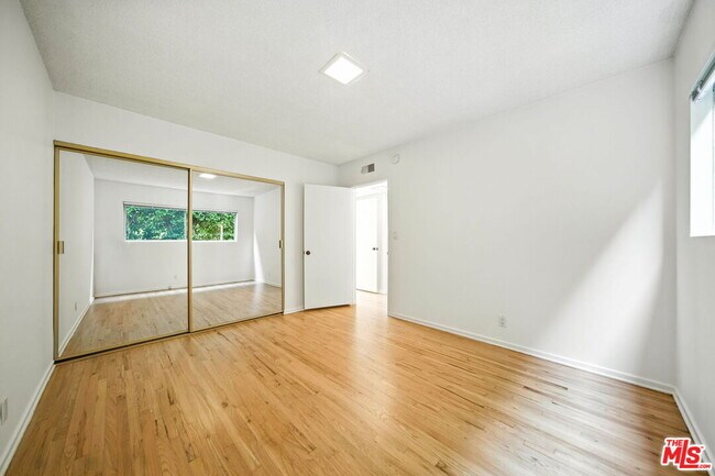 Building Photo - 833 9th St