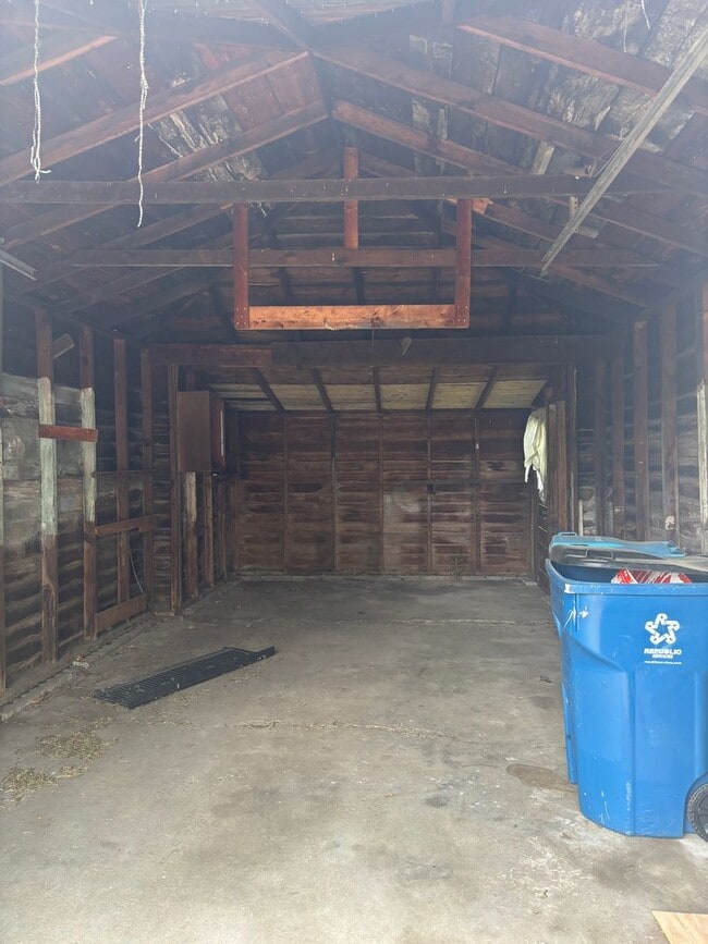 Building Photo - Section 8 welcome, 4bd 2 bath
