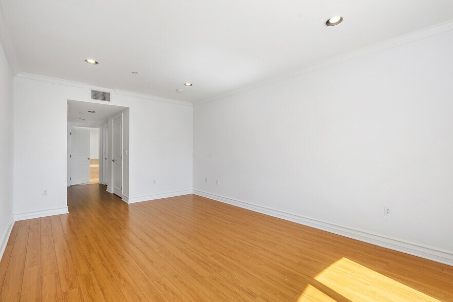 Building Photo - 1246 Armacost Ave