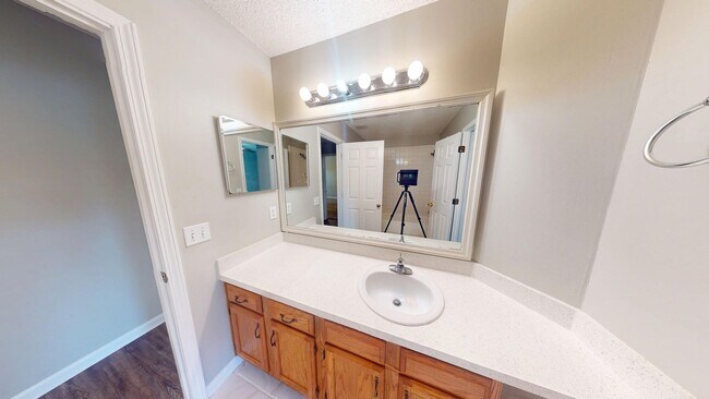 Building Photo - 3Bed/ 2Bath Home - Available Now!