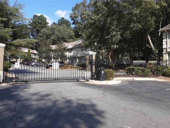 Building Photo - 6900 Roswell Rd