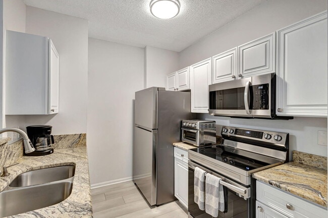 Building Photo - 630 S Sapodilla Ave