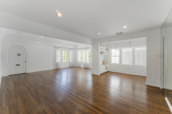 Building Photo - 332 Crescent Dr