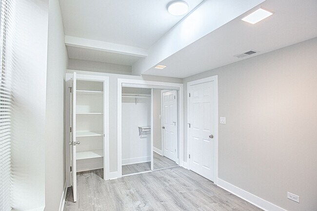 Building Photo - Beautiful 4bed/2bath GARDEN unit in Bucktown! Central Air! In-Unit Laundry!