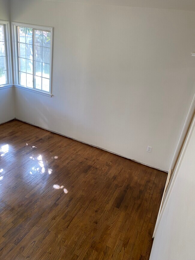 Building Photo - 14421 Kingsdale Ave