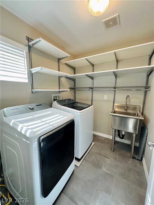 Building Photo - 956 Tafalla Ct