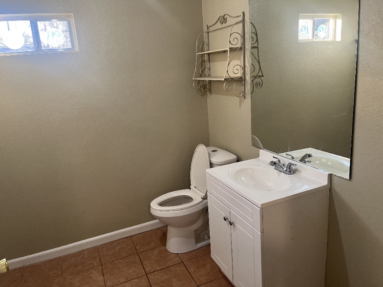 Building Photo - 10842 Knollwood Dr