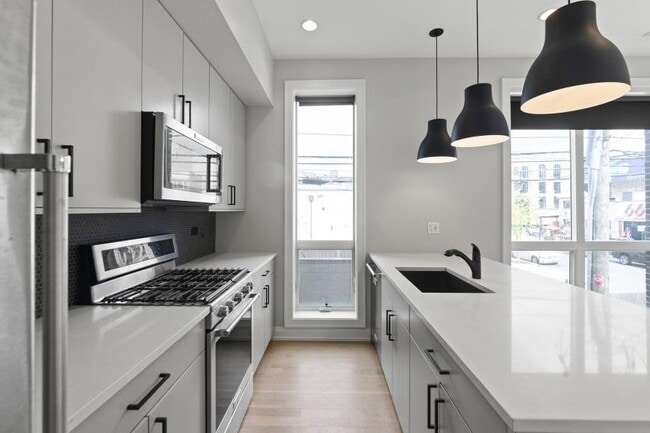 Building Photo - 1 bedroom in Chicago IL 60657