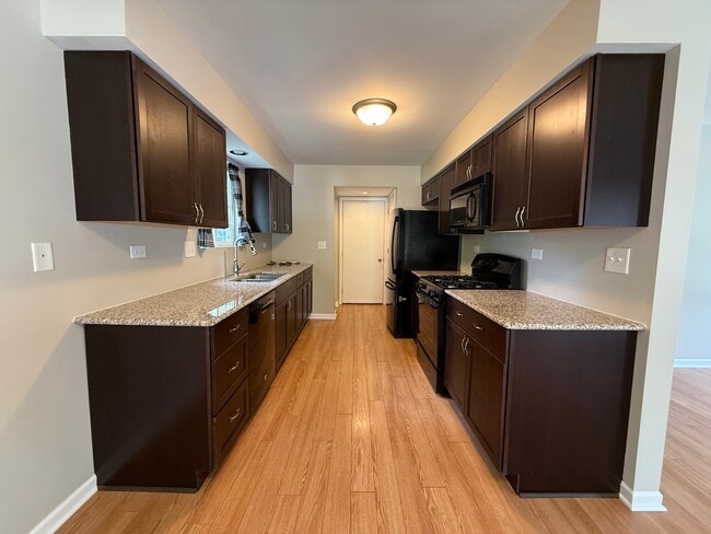 Building Photo - 370 Sandhurst Ln