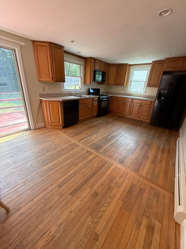 Building Photo - A 2 bedroom one bathroom ranch home in Har...