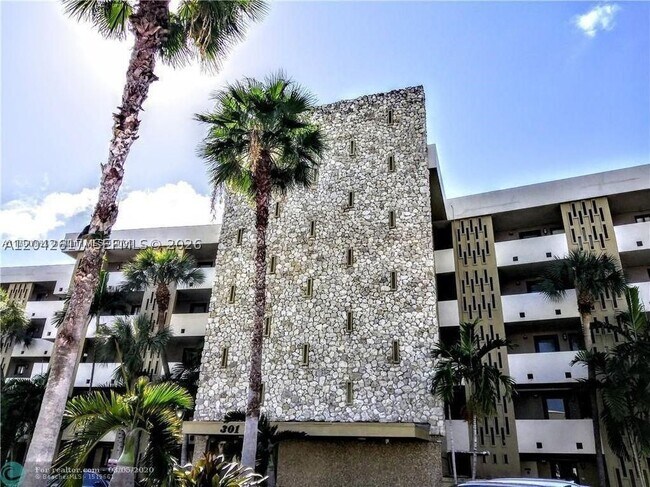 Building Photo - 301 Golden Isles Dr