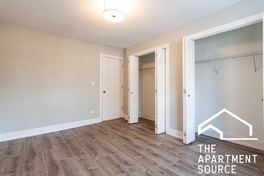 Building Photo - 454 W Barry Ave