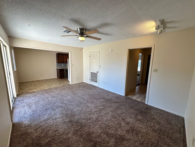 Building Photo - 3-bed 1.5-bath Rental Home Available in No...