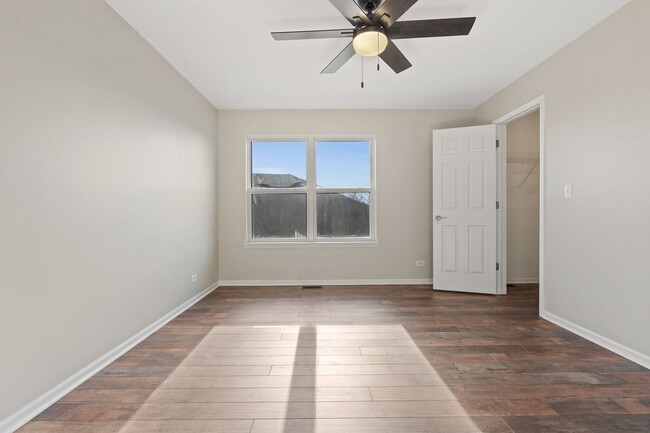 Building Photo - Lovely In Lakemoor