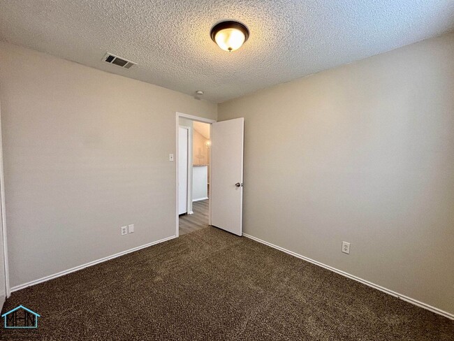 Building Photo - Beautifully renovated 3 bedroom, 2 bath ho...