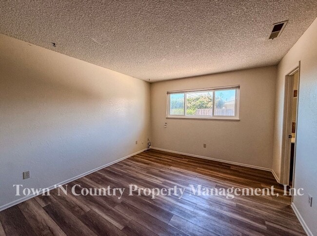 Building Photo - 732 La Mesa Dr