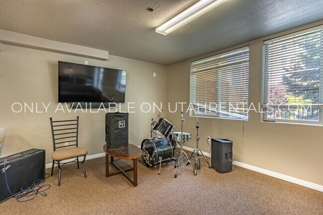 Building Photo - 892 E 700 N