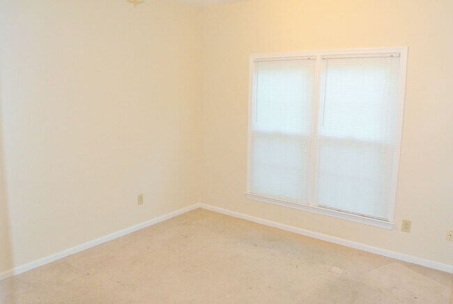 Building Photo - 2036 Hen House Dr