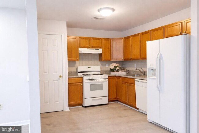 Building Photo - 9228 Blue Grass Rd