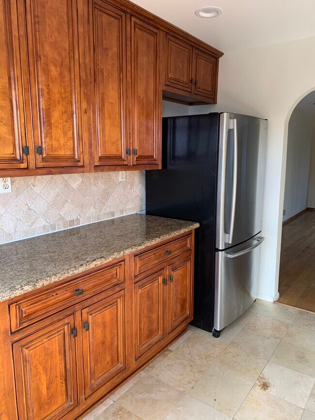 Building Photo - 1638 W Kilbourn St