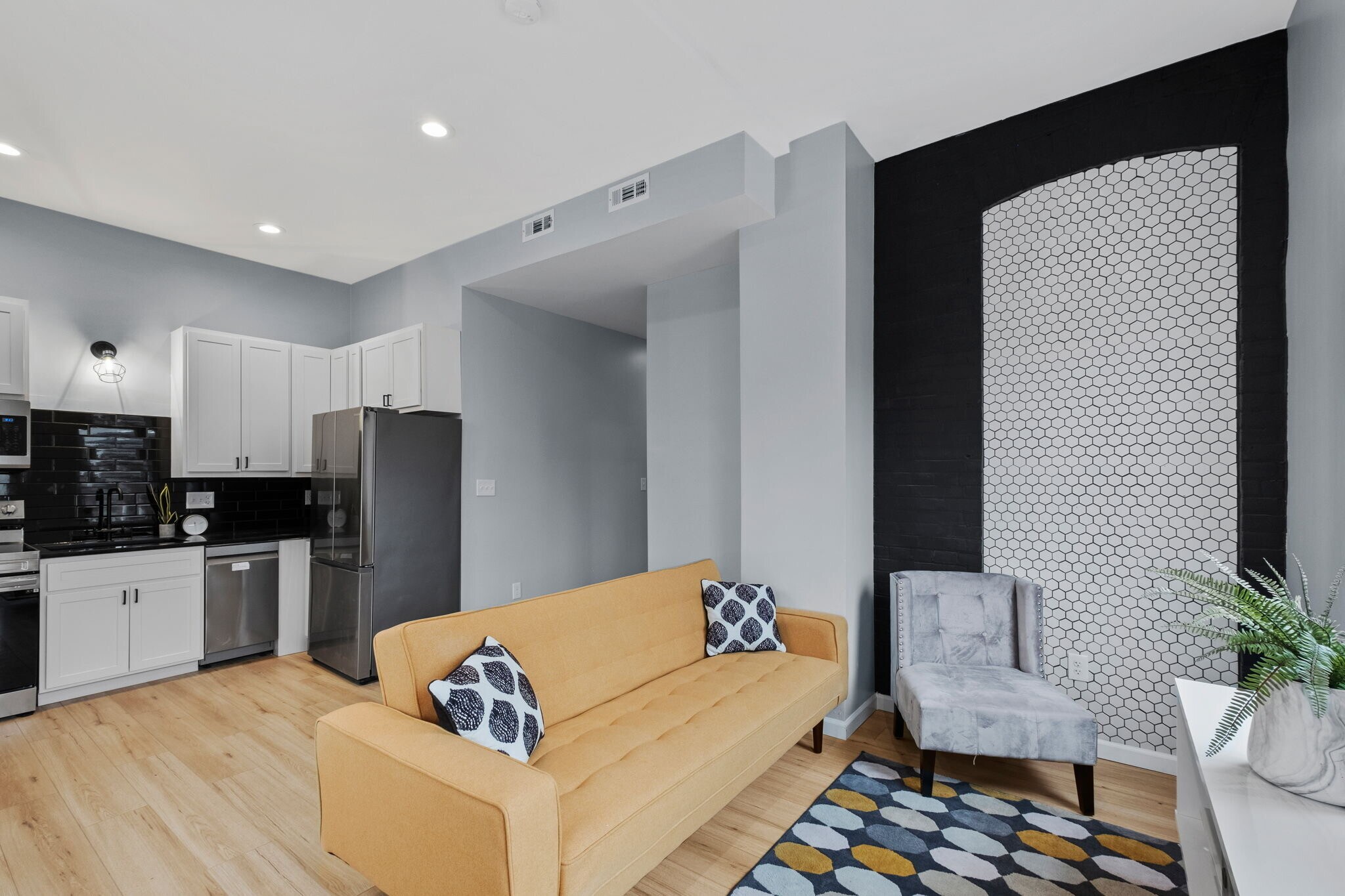Living space / kitchen - 3855 S Compton Ave