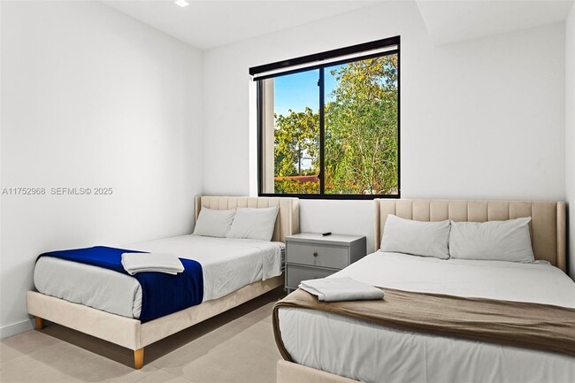 Building Photo - 2572 NE 182nd Terrace